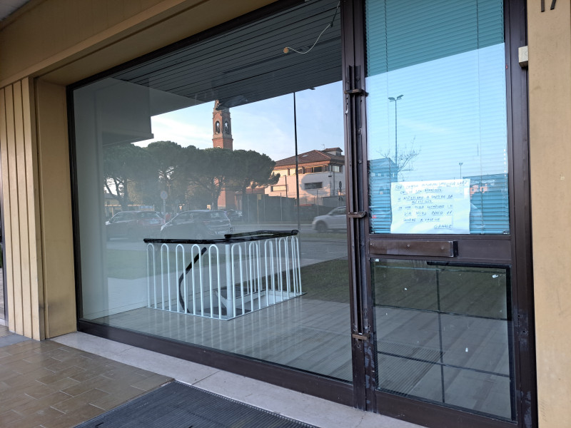 CASELLE DI SELVAZZANO - negozio con magazzino
